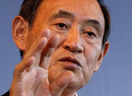 　５月１８日、菅義偉官房長官（写真）は午前の会見で、この日発表された１─３月期の国内総生産（ＧＤＰ）速報が前期比プラス０．５％、年率プラス２．２％となったことに関連して「景気は緩やかな回復基調が続いているとの認識に変わりはない」と述べた。写真は都内で昨年８月撮影（２０１７年　ロイター／Kim Kyung-Hoon）