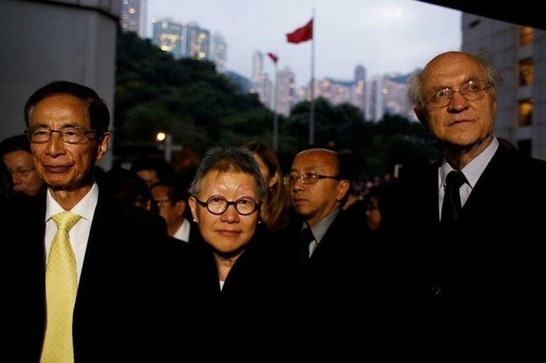 香港警察は、香港国家安全維持法（国安法）を巡る取り締まりに関連し、家宅捜索した法律事務所で米国人弁護士を逮捕した。写真右端が逮捕されたジョン・クランシー氏。香港で2016年11月撮影（2021年　ロイター／Bobby Yip）