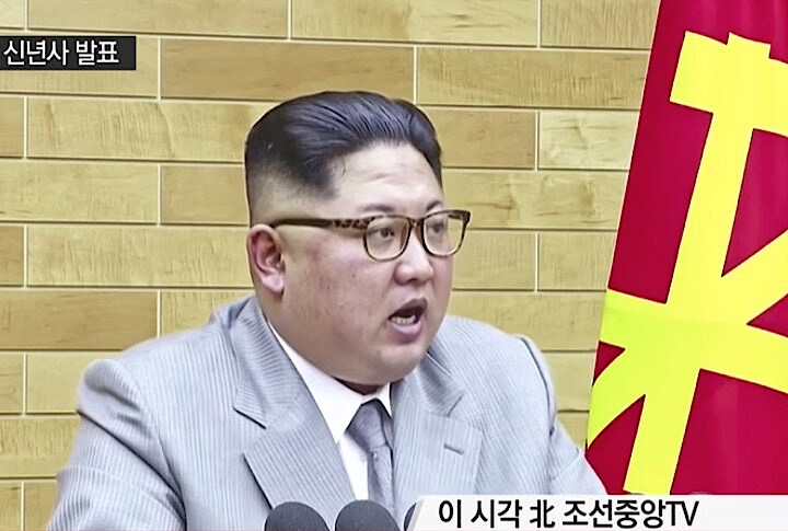 北朝鮮の金正恩労働党委員長は、トランプ政権を挑発する一方、平昌五輪に代表団を派遣すると硬軟両様の姿勢を見せた。 (c) YTN news / YouTube