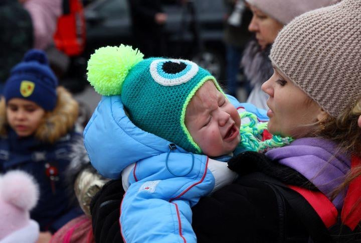 プシェミシルの駅に到着したウクライナ難民の母子　Fabrizio Bensch-REUTERS