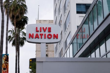 　３月９日、米興行大手のライブ・ネーション・エンターテインメントが、独占禁止法（反トラスト法）違反を巡る訴訟で、傘下のチケット販売大手チケットマスターの売却を回避する内容で和解に近づいている。写真は、ハリウッド大通り沿いのオフィスビルの隣に立つライブ・ネーションの看板。米カリフォルニア州ロサンゼルスで２０２４年５月撮影（２０２６年　ロイター/Mike Blake）