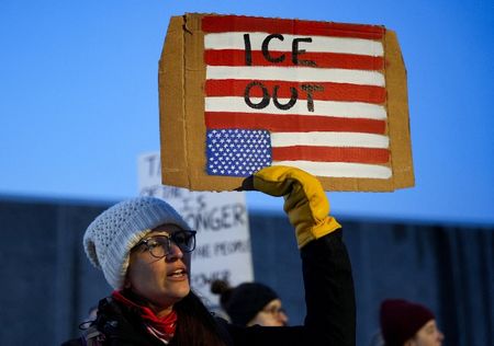 1月8日、米国ミネソタ州ミネアポリスでレネ・グッドさん射殺事件に抗議する人々。REUTERS/Tim Evans
