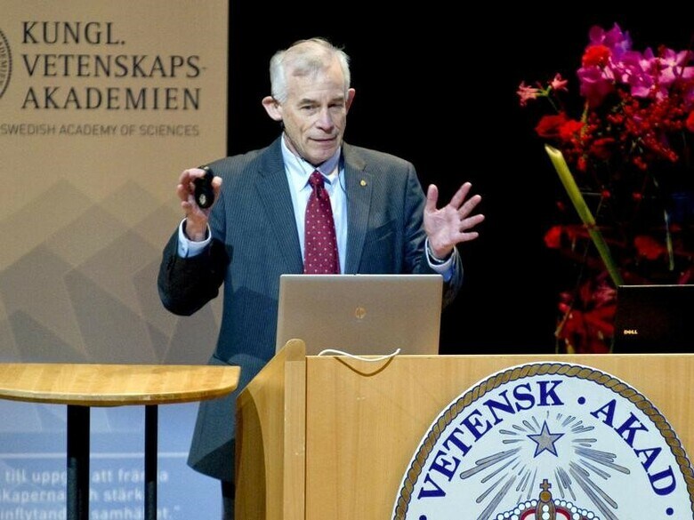 １月３０日、金融政策の限界論を提唱し、注目されている米プリンストン大のクリストファー・シムズ教授（写真）は都内でロイターの取材に応じ、財政・金融政策の一体運営の重要性を強調し、消費増税は財政再建のために必要であっても、２％の物価目標達成後に実施するのが望ましいと主張した。提供写真。２０１１年１２月撮影（２０１７年　ロイター/Bertil Ericson/Scanpix）