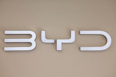 　９月１３日、中国電気自動車（ＥＶ）大手の比亜迪（ＢＹＤ）は、従業員数が９０万人を超えたと明らかにした。写真は同社のロゴ。イタリアのミラノで３月撮影（２０２４　ロイター／Claudia Greco）