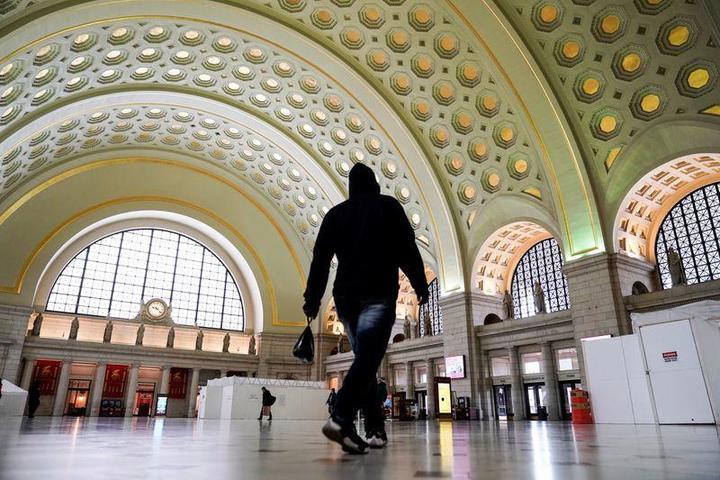 ２２日、オハイオ、ルイジアナ、デラウェアの３州が住民に外出禁止令を出した。写真はワシントンで撮影（２０２０年　ロイター/JOSHUA ROBERTS）