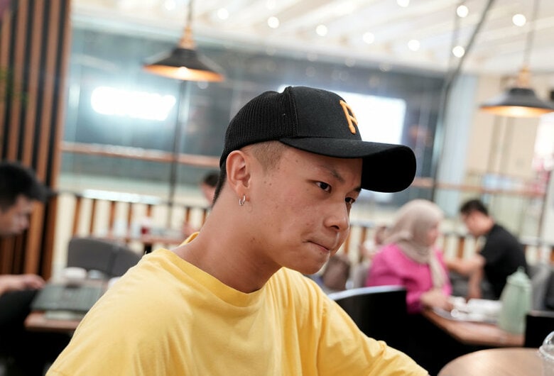 ９月２５日、野球帽にブカブカの黄色いＴシャツ姿の李毅杰さん（写真）は、「ピッシー」の愛称で知られる中国では有名なラッパーだが、同国を支配するお堅い共産党の顔としては似つかわしくないルックスだ。北京で８月撮影（２０１７年　ロイター/Jason Lee）