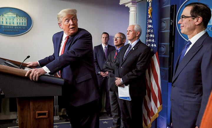 現金給付より雇用の維持が急務だ（コロナ対策の記者会見に臨んだトランプ）　JONATHAN ERNST-REUTERS