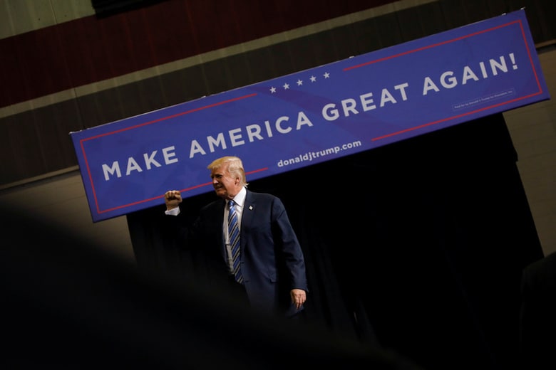８月１２日、複数のホワイトハウス高官は、トランプ米大統領（写真）が１４日、通商代表部（ＵＳＴＲ）代表に対し、中国の貿易慣行について調査するかどうかを決定するよう命じることを明らかにした。米ウェストバージニア州ハンティントンで３日撮影（２０１７年　ロイター/Carlos Barria）