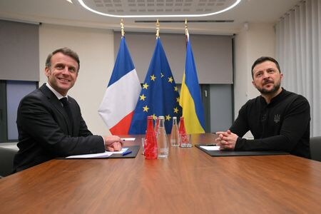 ウクライナのゼレンスキー大統領（写真右）は１２月１８日、安定した平和実現の支援に向けたウクライナへの派兵をマクロン仏大統領（左）が提案したことについて、マクロン氏と新たに協議したと明らかにした。同日、ブリュッセルで代表撮影（２０２４年　ロイター）