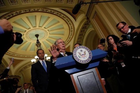 　６月２７日、米共和上院トップのマコネル院内総務はオバマケア代替法案について、上院共和党からの支持を増やすため、採決を遅らせることを決定した。議会で延期決定を発表するマコネル院内総務（２０１７年　ロイター／Aaron P. Bernstein）