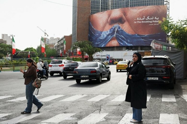 5月17日、テヘランの反米壁画の前で撮影。Majid Asgaripour/WANA (West Asia News Agency) via REUTERS