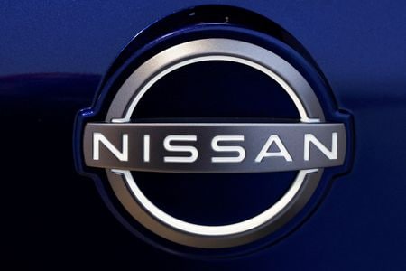 　６月６日、ムーディーズ・ジャパンは、日産自動車のコーポレート・ファミリー・レーティング（ＣＦＲ）およびシニア無担保債務格付けをＢａ１からＢａ２に引き下げたと発表した。写真は日産のロゴ。オランダ・アーネムのディーラーで２月撮影（２０２５年　ロイター/Piroschka van de Wouw）