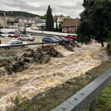 ７月１０日、米北東部で洪水が発生し、各地で道路が水没、河川が氾濫した。写真は９日、ニューヨーク州ハイランドフォールズで発生した洪水。ソーシャルメディアに投稿された動画より（２０２３年　ロイター/Marc Zahakos)