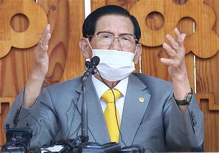 新型コロナウイルス感染拡大の元凶とされる新天地イエス協会教会のイ・マンヒ教主。腕には金色の時計が見える　Yonhap News - REUTERS