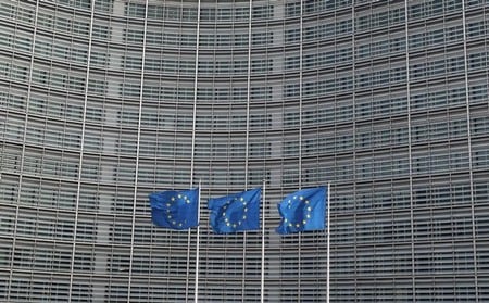 欧州連合（ＥＵ）は２２日、ブリュッセルで大使級会合を開き、第５世代移動通信システム（５Ｇ）の機器供給業者を選定する際に厳しい基準を採用する案に支持を示した。ブリュッセルの欧州委員会で４月撮影（２０１９年　ロイター/Yves Herman）