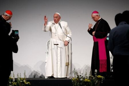 ローマ教皇フランシスコは７日、ポピュリスト政治と「イデオロギーのくず」と表現するものを非難し、世界の多くの地域で民主主義が不健全な状態にあると警告した。トリエステで撮影（２０２４年　ロイター/Alessandro Garofalo）