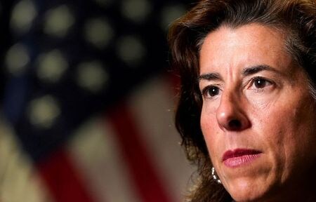 　１１月１７日、レモンド米商務長官（写真）はインド太平洋地域で経済的枠組みを構築する計画について、来年初めにも立ち上げる可能性があるとし、今回のアジア歴訪は地ならしが目的と述べた。９月撮影（２０２１年　ロイター/Kevin Lamarque/File Photo）