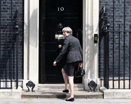 　５月２５日、６月８日の英総選挙に関するユーガブの世論調査によると、メイ首相（写真）率いる与党・保守党の野党・労働党に対するリードが５ポイントに縮小した。ロンドンの首相官邸前で撮影（２０１７年　ロイター/Neil Hall ）