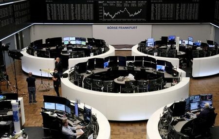 　７月１日、フランクフルトやウィーンを含む欧州の多くの取引所で午前、ドイツの電子取引プラットフォーム「Ｘｅｔｒａ（クセトラ）」の「技術的な問題」のため取引が中断されるシステム障害が発生した。６月３０日、フランクフルトの証券取引所で撮影（２０２０年　ロイター）