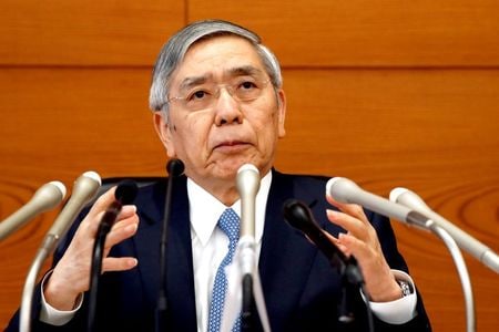 　日銀の黒田総裁は１６日の衆院財務金融委員会で、気候変動問題に対する金融政策面での対応について、国際会議や各国当局との意見交換を通じ議論を深めていきたいと述べた。写真は２０１９年６月、都内の日銀本店で撮影（２０２１年　ロイター／Kim Kyung-Hoon）