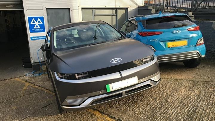 ロンドン西郊外のHyundai（ヒョンデ）ディーラーには、納車待ちの「IONIQ 5」（左）が停まっていた（撮影＝筆者）