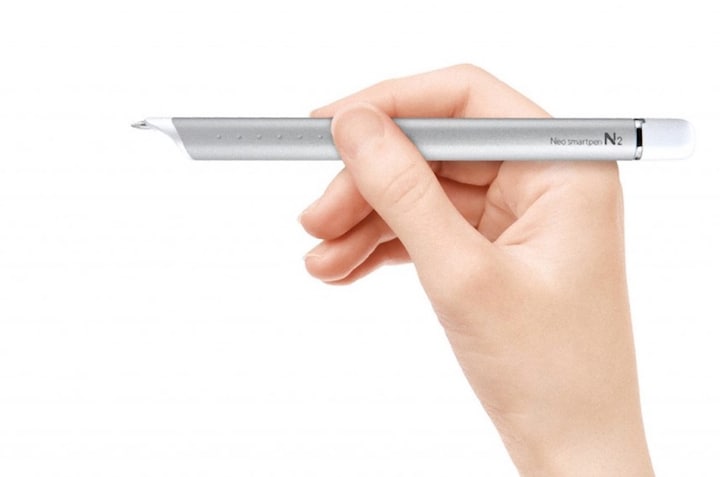 既存の同種の技術に基づく製品と比べ、一般的なペンに近いサイズと形状で、おむすび型の断面を持つ筐体は、スタイリッシュにデザインされている。Neo Smartpen N2