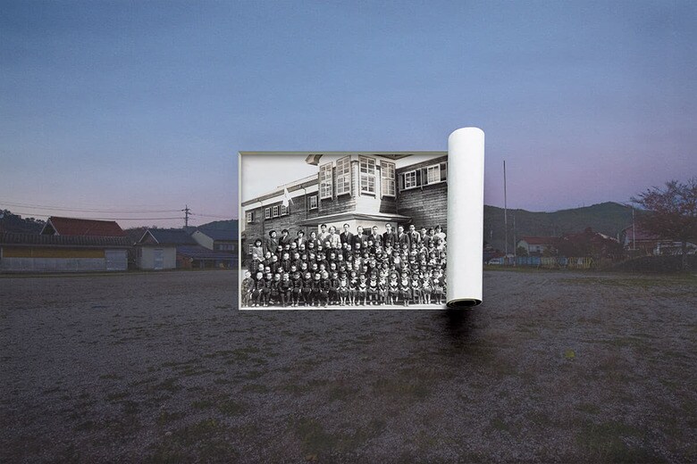 【山陰】　山陰の中山間地域は、高度成長期から若者が都市に流出した。島根県奥出雲町では人口が1955年あたりをピークに現在は4割まで減り、今年4月から2年で10の小学校が2つに再編される。それらの多くは創立150周年を迎える歴史ある学校。保護者は子供のクラスメートが増えることは歓迎しつつも、寂しい思いを抱える。 （古写真協力：佐伯広夢氏）