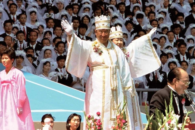 一時的に高まった統一教会への注目は長続きしなかった（92年8月の合同結婚式での文夫妻）　AP/AFLO