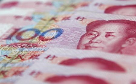 　１１月８日、中国の民間シンクタンク、胡潤研究院が公表した中国富豪ランキング「胡潤百富榜」２０２２年版によると、超富裕層の総資産額が過去２０年余りで最大の減少を記録したことが分かった。写真は中国元紙幣。上海で２０１１年１月撮影（２０２２年　ロイター／Carlos Barria）