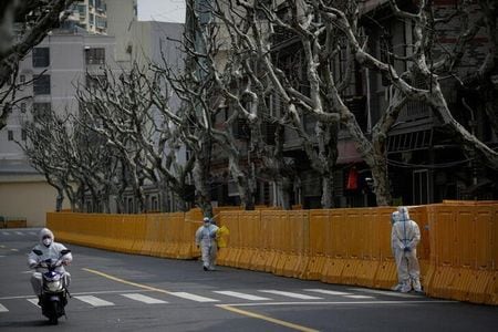 　中国の上海市で２７日に確認された新型コロナウイルス新規感染者は、無症状者が３４５０人と過去最多を更新し、症状のある人は５０人となった。写真は２６日に上海で撮影（２０２２年　ロイター／Aly Song）