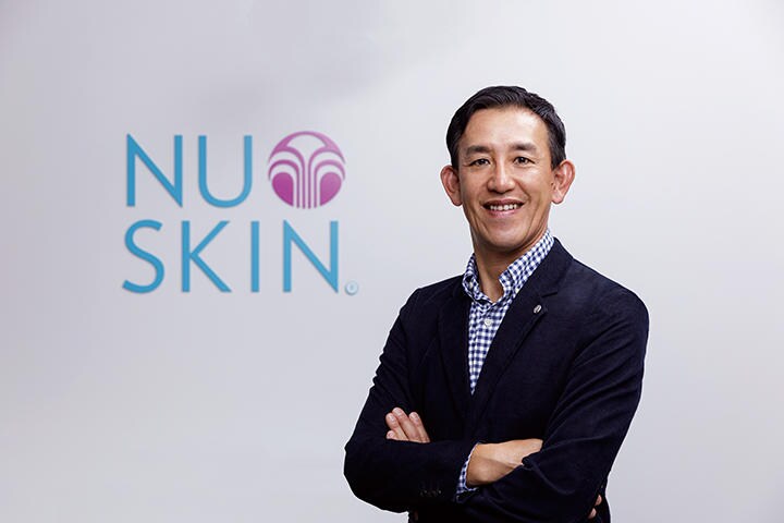 ニュースキンジャパン株式会社　代表取締役社長　小林 和則。アメリカのロチェスター大学経営大学院でMBA（経営学修士）を取得。2011年ニュースキンジャパン株式会社に入社。セールス・ディレクター、ディストリビューター・サクセス統括本部長などを歴任し、2015年に社長就任。