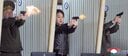 軍需工場で拳銃を試射するジュエ（中央）（26年3月）　KCNA-REUTERS