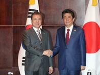 日韓首脳､1年強ぶりに会談　｢意見の隔たりかなりある｣も関係改善の必要性を強調