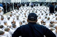 トランプが中米最大の刑務所「テロリズム監禁センター」に移送したギャングたち...持ち出したのは「18世紀の法律」？