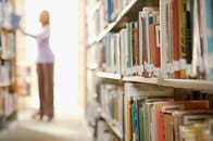 全国の図書館職員は、今や半分以上が非正規