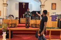 礼拝中の牧師を真正面から「銃撃」した男を逮捕...その瞬間に起きた「神の奇跡」を捉えた配信映像