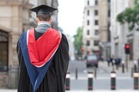 もはや大卒に何の意味が？ 借金して大学を出ても「商品を並べる仕事」しかない...英シティから警告の声