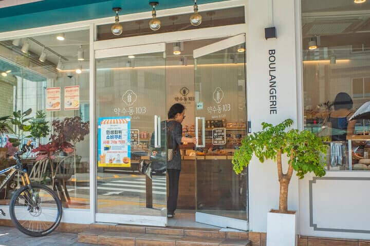 民生回復消費クーポンが使えることを示すポスターを掲示したベーカリー