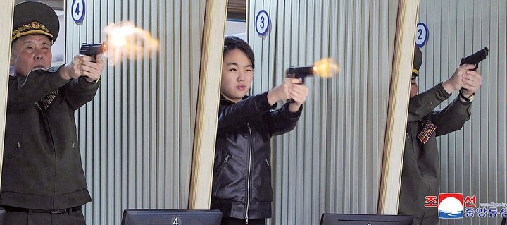 軍需工場で拳銃を試射するジュエ（中央）（26年3月）
