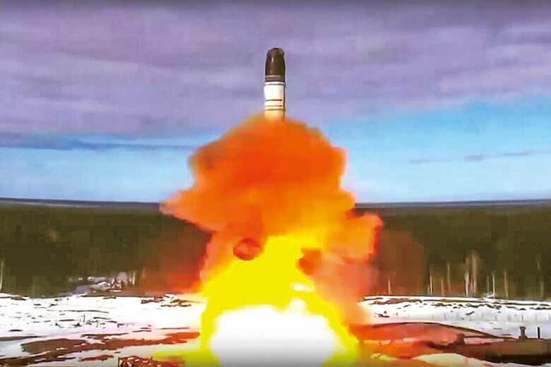 今年4月に行われたロシアの新型大陸間弾道ミサイル「サルマット」の最初の発射実験　ROSCOSMOS SPACE AGENCY PRESS SERVICEｰAP/AFLO