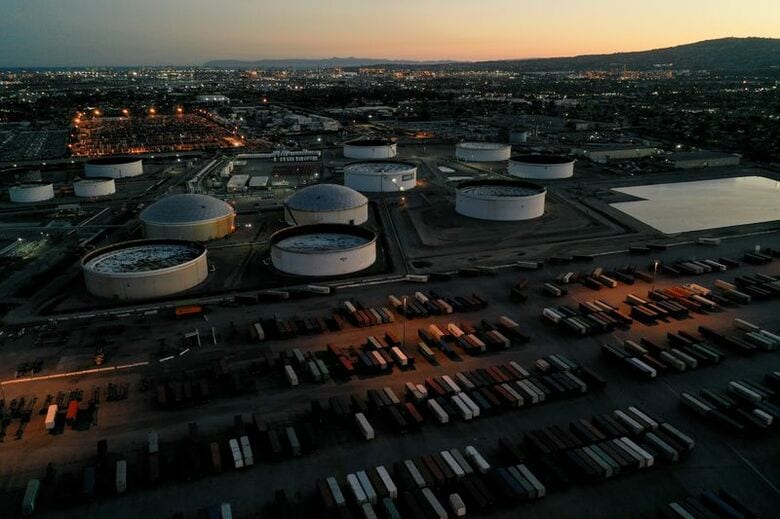 2022年3月11日、米カリフォルニア州カーソンにある製油所の貯蔵タンク。 REUTERS/Bing Guan