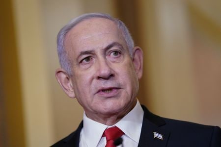 イスラエルのネタニヤフ首相は１８日、イスラム組織ハマスに対する軍事的圧力は人質解放のための「不可欠な条件」との考えを示し、パレスチナ自治区ガザで再開したハマスを標的とした大規模攻撃はまだ始まりにすぎないと述べた。写真は２月、米ワシントンで撮影（２０２５年　ロイター/Nathan Howard）