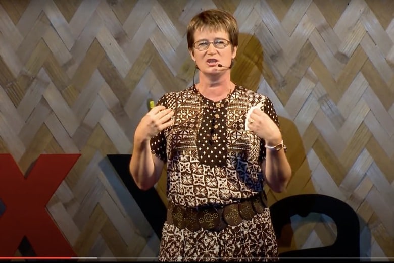 2017年にヤンゴンで行われたTED Talkでスピーチするビッキー・ボウマン氏。 TEDx Talks / YouTube