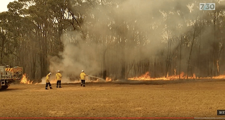 長期的な森林火災に見舞われているオーストラリアでは、クリスマスも消防士だけでなくボランティアの消防隊が消火活動にあたっている。ABC News (Australia) / YouTube