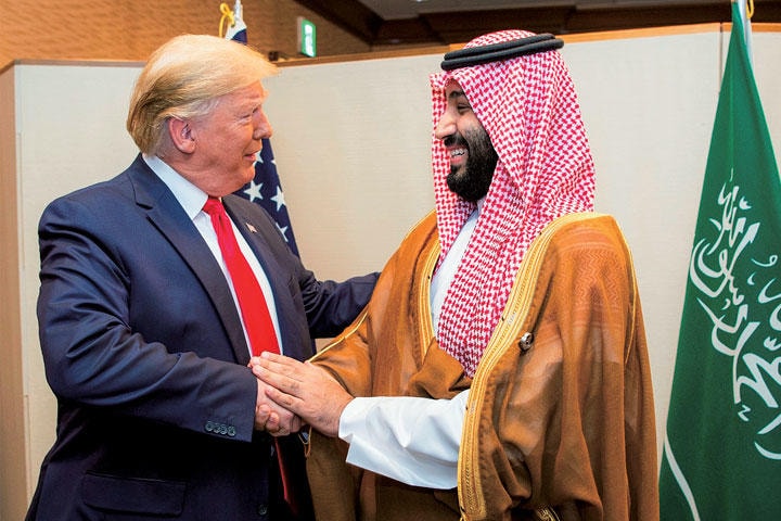 サウジアラビアのムハンマド・ビン・サルマン皇太子と握手するトランプ　BANDAR ALGALOUD-COURTESY OF SAUDI ROYAL COURT-REUTERS