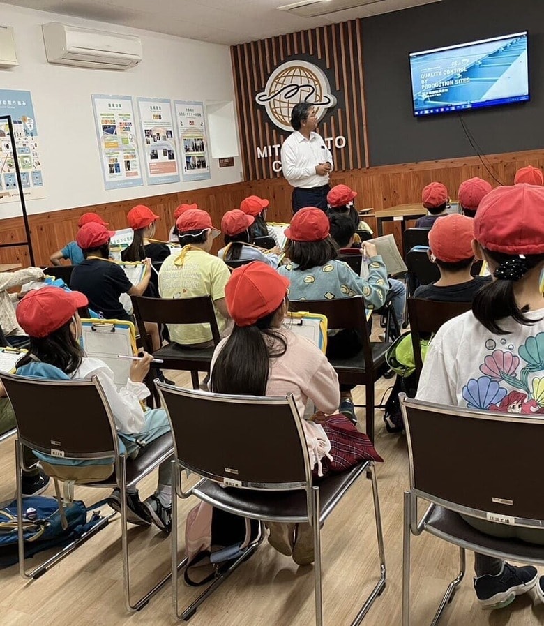 小学生による鎌倉総合工場見学のようす。実際にどんな「もったいない」が発生するのかを製造現場で直に見ることでより実感がわく。コーヒー工場見学は子どもから大人まで需要があり要望があれば可能な限り対応している