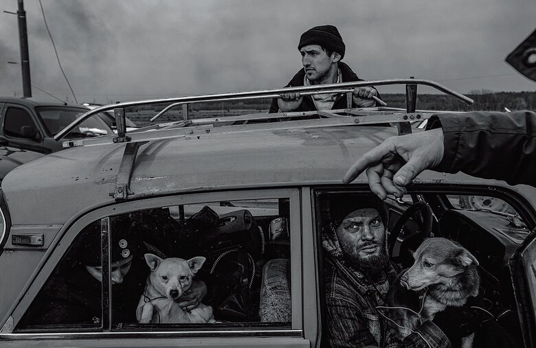 ロシアによるウクライナ侵攻開始から3週間後、首都キーウ近郊のイルピンから逃れる国内避難民の一団（2022年3月、以下、全て撮影年は22年）