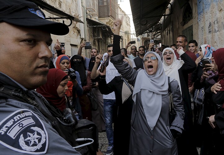 先月中旬、聖地の封鎖に抗議するパレスチナ人　Ammar Awad-REUTERS