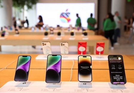 　４月１４日、市場調査会社ＩＤＣが明らかにしたデータによると、米アップルの第１・四半期のスマートフォン出荷が約１０％減少し、シェア首位の座を韓国のサムスン電子に明け渡した。写真はアップルのアイフォーン。インドのムンバイで昨年４月撮影（２０２４　ロイター／Francis Mascarenhas）