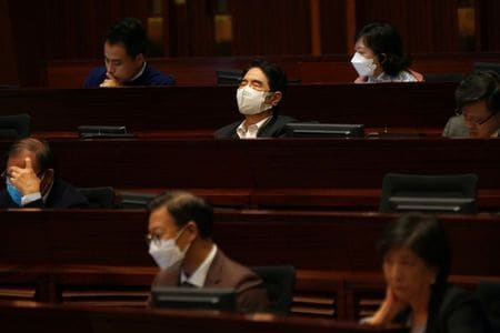 香港警察は７日、立法会（議会）前議員で民主活動家の許智峯（テッド・フイ）氏の銀行口座について、資金洗浄の疑いがあるとして凍結するよう各行に要請したことを明らかにした。写真は、２０２０年１１月２５日に撮影された香港立法会（議会）の議場風景。（２０２０年　ロイター／Lam Yik）